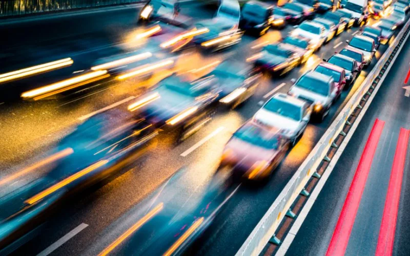 Imagem ilustrando o transito pesado das cidades grandes, com muitos carros em uma estrada