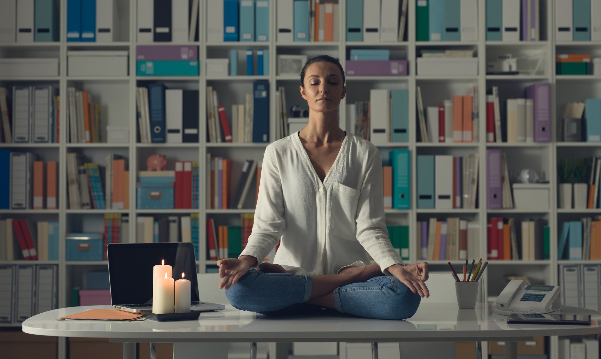 mulher praticando meditacao em casa